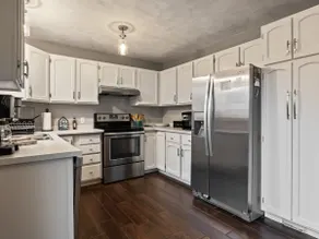 Cozy 2 Bedroom Home w/ & Parking - Image 2