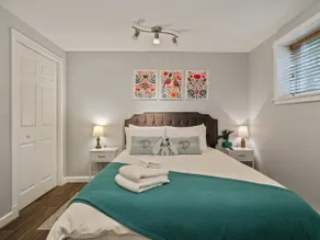 Cozy 2 Bedroom Home w/ & Parking - Image 5