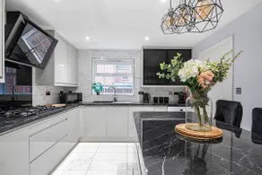 The Roost Group - 8-Bed Home, 5 Mins to M25&A13 - Image 4