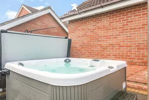 The Roost Group - 8-Bed Home, 5 Mins to M25&A13 - Image 2