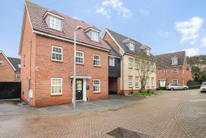 The Roost Group - 8-Bed Home, 5 Mins to M25&A13 - Image 5