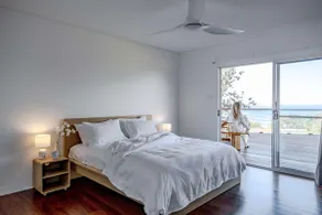 Rennies Beach House - Luxe Coastal Stay - Image 4