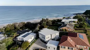 Rennies Beach House - Luxe Coastal Stay - Image 3