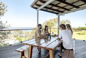 Rennies Beach House - Luxe Coastal Stay - Image 2