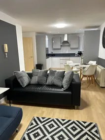 4-Beds 2-Bath Refurbished Apt with Lift - Image 3