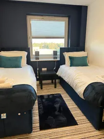 4-Beds 2-Bath Refurbished Apt with Lift - Image 4