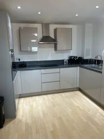 4-Beds 2-Bath Refurbished Apt with Lift - Image 2