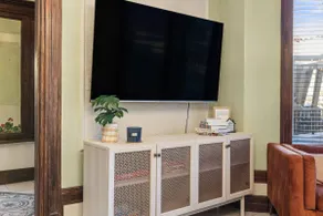 Central Crown Heights Beauty | Steps to Subway! - Image 2