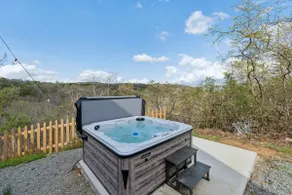New, Secluded, Views, Fire pit & Hot tub! - Image 3