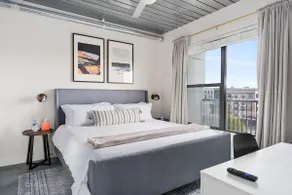 Lodgeur | Corner 2BR w/ Balcony + Pool | Midtown - Image 4