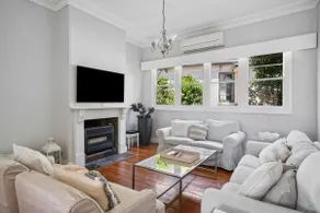 Charming House in Woolwich - Image 3
