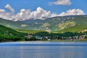 Heart of Town | 10 Min to Skiing | Locals Favorite - Image 3