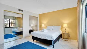Bright apartment w/ pool & balcony - Image 3