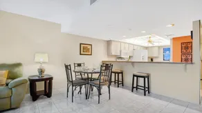 Bright apartment w/ pool & balcony - Image 2