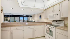 Bright apartment w/ pool & balcony - Image 5