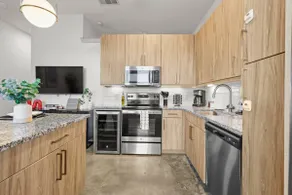 Lux King Loft|1 Parking+Pool+Gym|5 min to Galleria - Image 3