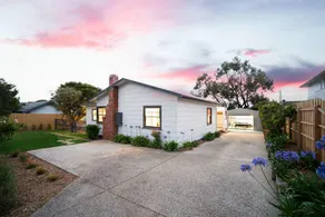Torquay Beach Shack - Image 5