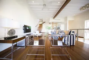 Luxury Loft Style Townhouse + Pool – Walk to Beach - Image 4
