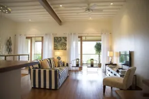 Luxury Loft Style Townhouse + Pool – Walk to Beach - Image 3