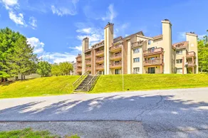 Snow Mountain Condo: Hot Tub + Shuttle to Resort - Image 3