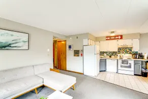 Snow Mountain Condo: Hot Tub + Shuttle to Resort - Image 5