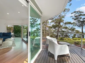 Spacious 4-Bed Home with Coastal Charm - Image 3