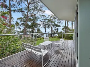 Spacious 4-Bed Home with Coastal Charm - Image 5