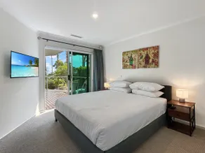 Spacious 4-Bed Home with Coastal Charm - Image 4