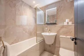 Stylish 2 Bed with Parking, 5 Min Walk to Windsor - Image 4