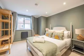 Stylish 2 Bed with Parking, 5 Min Walk to Windsor - Image 3