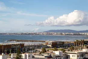 Stylish flat w/ balcony overlooking the sea - Image 3