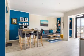 Stylish flat w/ balcony overlooking the sea - Image 1