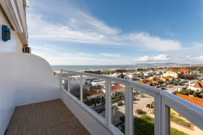 Stylish flat w/ balcony overlooking the sea - Image 2