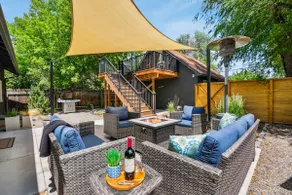 Chic Luxury Retreat – Old Town Carriage House - Image 4