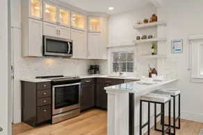 Chic Luxury Retreat – Old Town Carriage House - Image 3