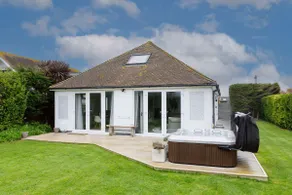 Beach house for 8 with hot tub & garden - Image 5