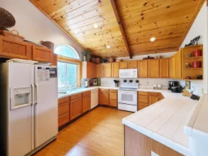 Chalet Lani - HOT TUB - 3 bedroom, 2 bath - Quiet Location! - Image 2
