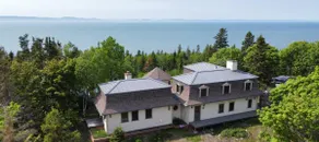 Chalet Le Patrimoine - Peaceful Riverfront Stay - Image 2