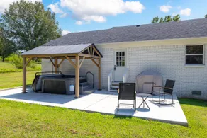Charming Retreat close to Blue Oval City w/hot tub - Image 2