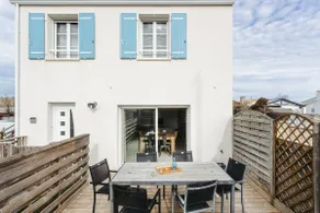 House between beach and marsh - Image 3