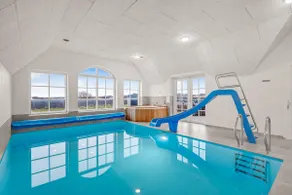 Beautiful Pool House With Outdoor Spa, Built In 2022 - Image 3