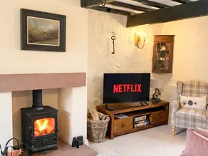 Ideal romantic cottage, wood burner, close to lake - Image 2