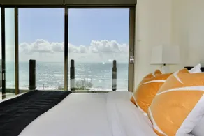 Hi-Tech Hideaway - Modern & Ocean Front! - Image 2
