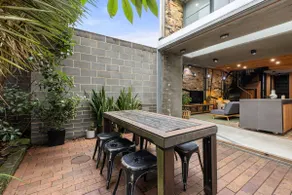 Modern & Stylish 3BR in Redfern - Image 5