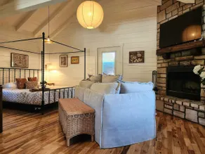 Romantic Lake Logan Cabin with Hot Tub and Sauna - Image 4