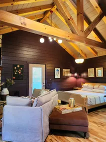 Romantic Cabin Hot tub~Sauna~Fireplace~Restaurants - Image 4