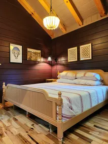 Romantic Cabin Hot tub~Sauna~Fireplace~Restaurants - Image 5