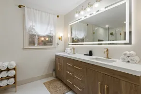 Private Family 4BR Cottage | Mins to DT UA - Image 4