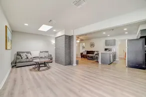 Inviting home with heated pool and dog-friendly - Image 5