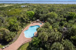 RIVER FLY IN: Updated, Luxurious Waterfront 2BR - Image 2